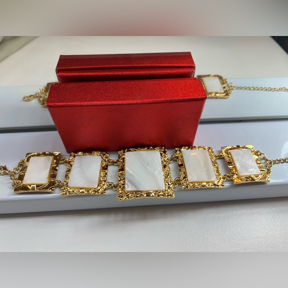 Elegant Gold and Cream Shells Design Bracelet
New With Box